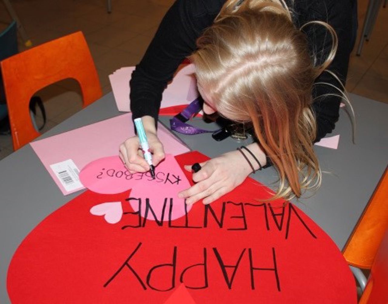 Elev lagar valentines-plakat.  Foto: Stryn vgs