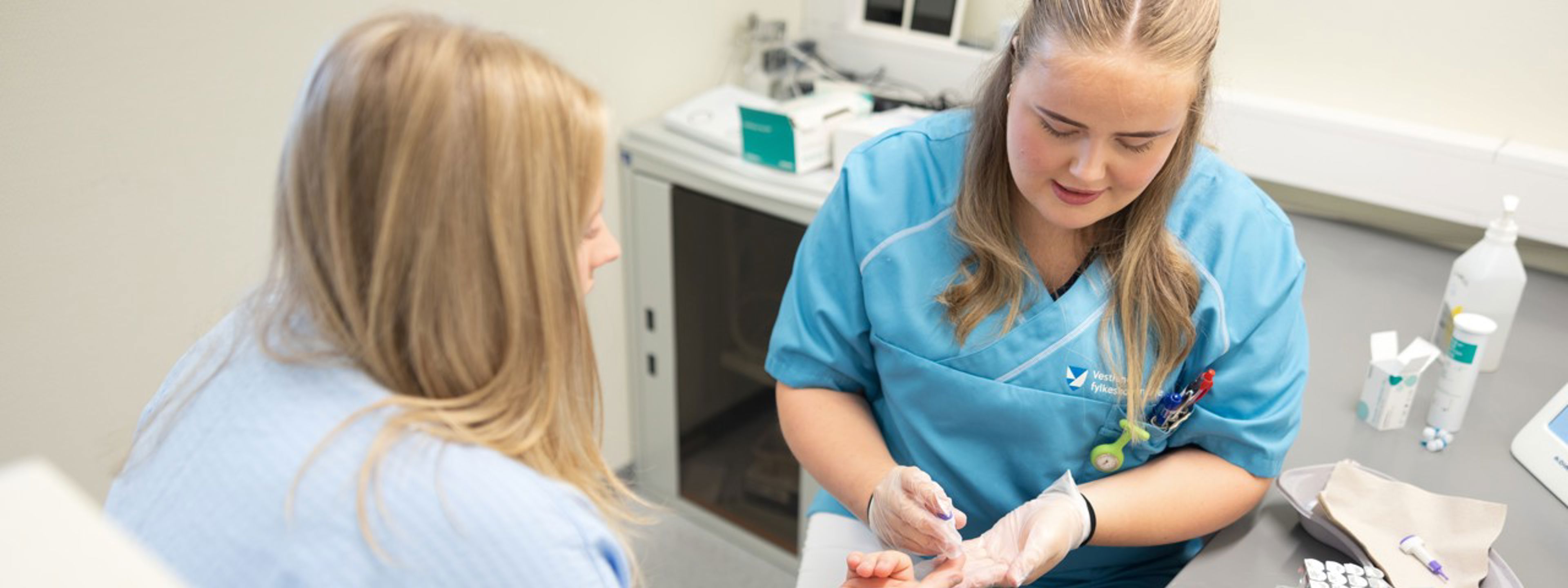 Elev som tek blodprøve på annan elev. Foto: Reed foto