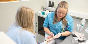 Elev som tek blodprøve på annan elev. Foto: Reed foto