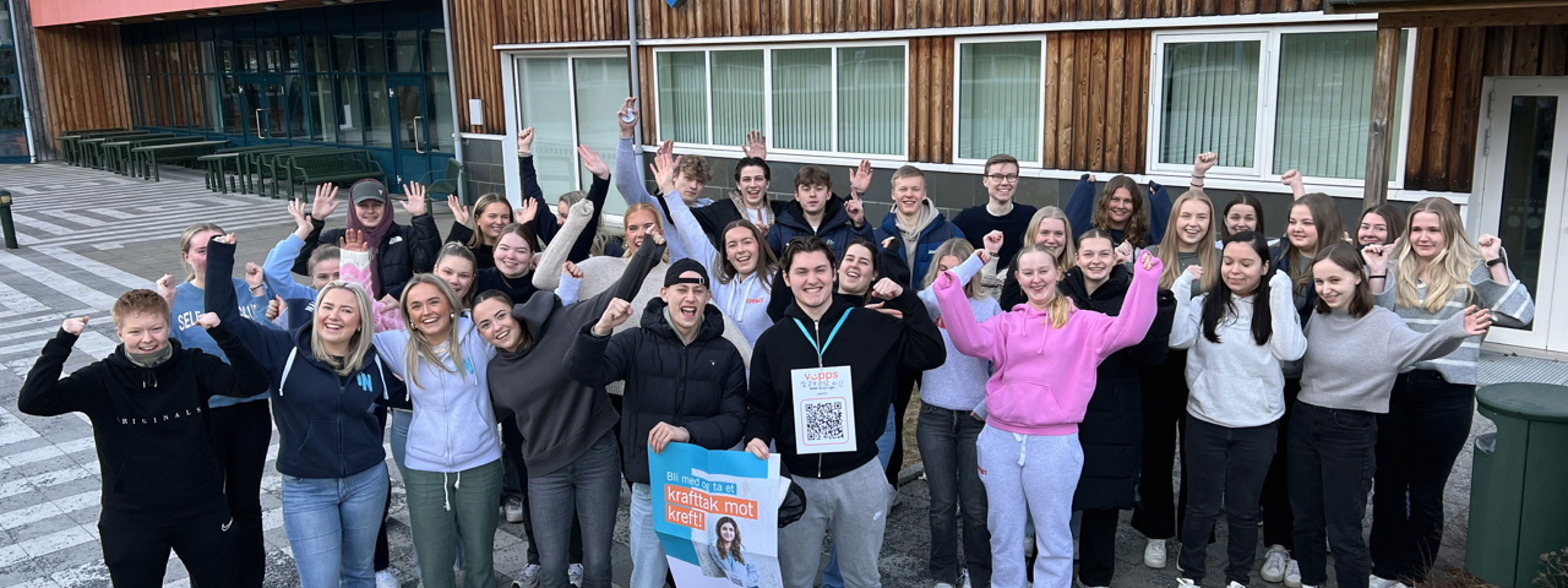 Jublande elevar utanfor skulen. Foto: Bengt Flaten, Fjordingen
