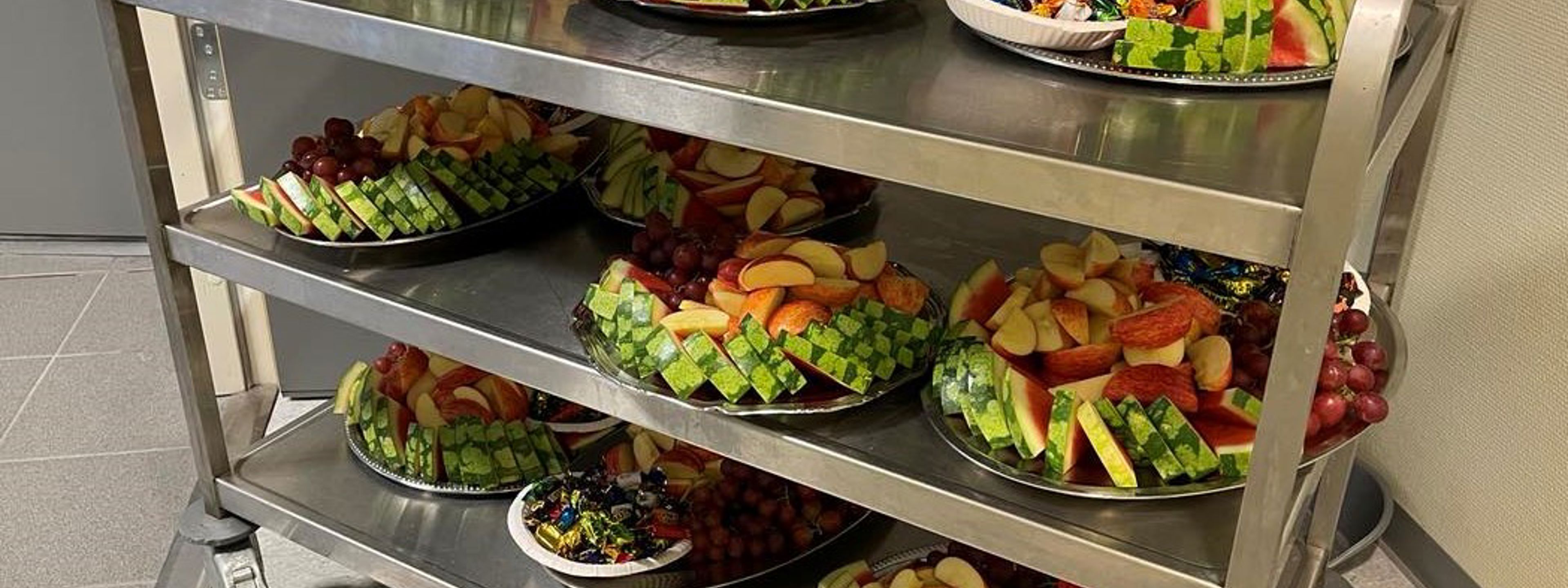 Fruktfat i tre etasjar klare til elevane ved skulestart. Foto: Stryn vgs