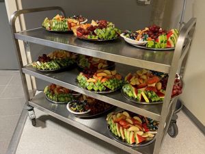 Fruktfat i tre etasjar klare til elevane ved skulestart. Foto: Stryn vgs