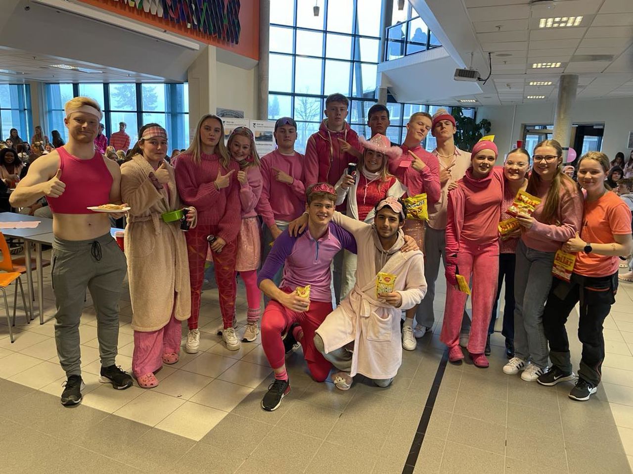 Utkledde elevar på "rosa-dag". Foto: Stryn vgs