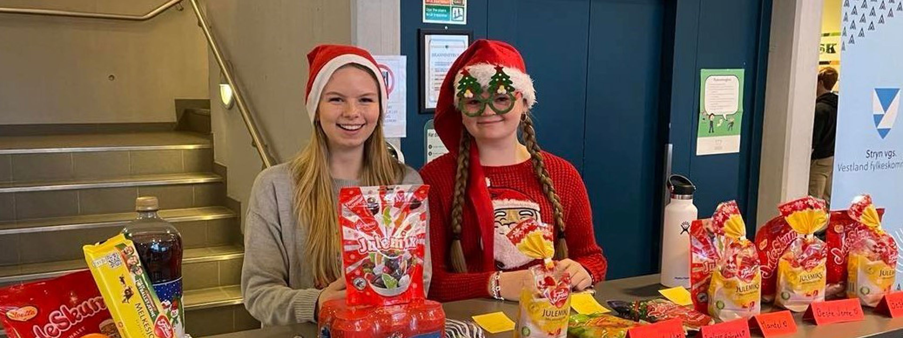 To nissejenter med mange premiar til nissefesten. Foto: Stryn vgs