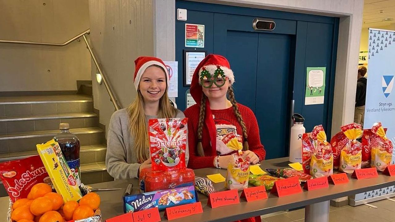 To nissejenter med mange premiar til nissefesten. Foto: Stryn vgs