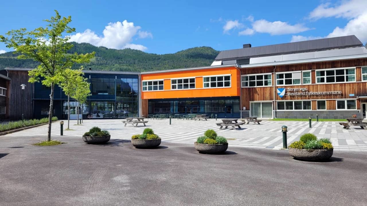 Bilde av austsida på Stryn vgs ein sommardag. Foto: Stryn vgs
