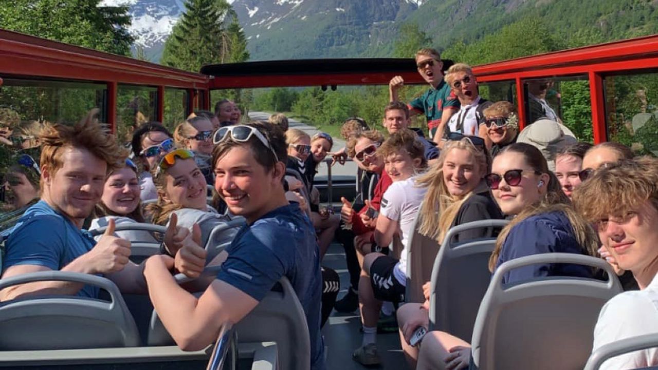 Vg1 elevar på tur til Oldedalen i open buss. Foto: Stryn vgs