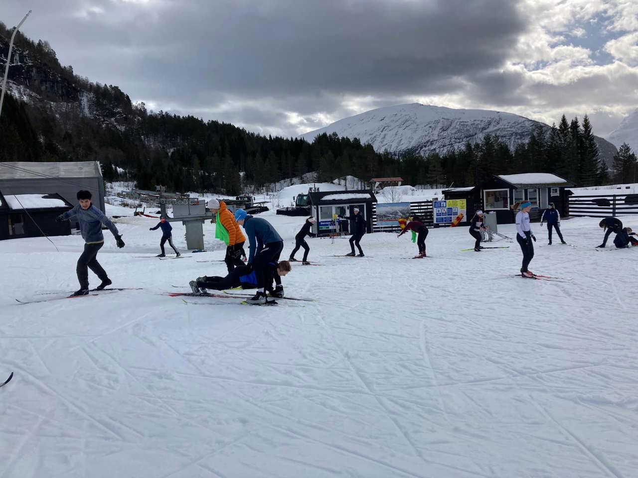 Elevar har skileik på skisenteret. Foto: Stryn vgs