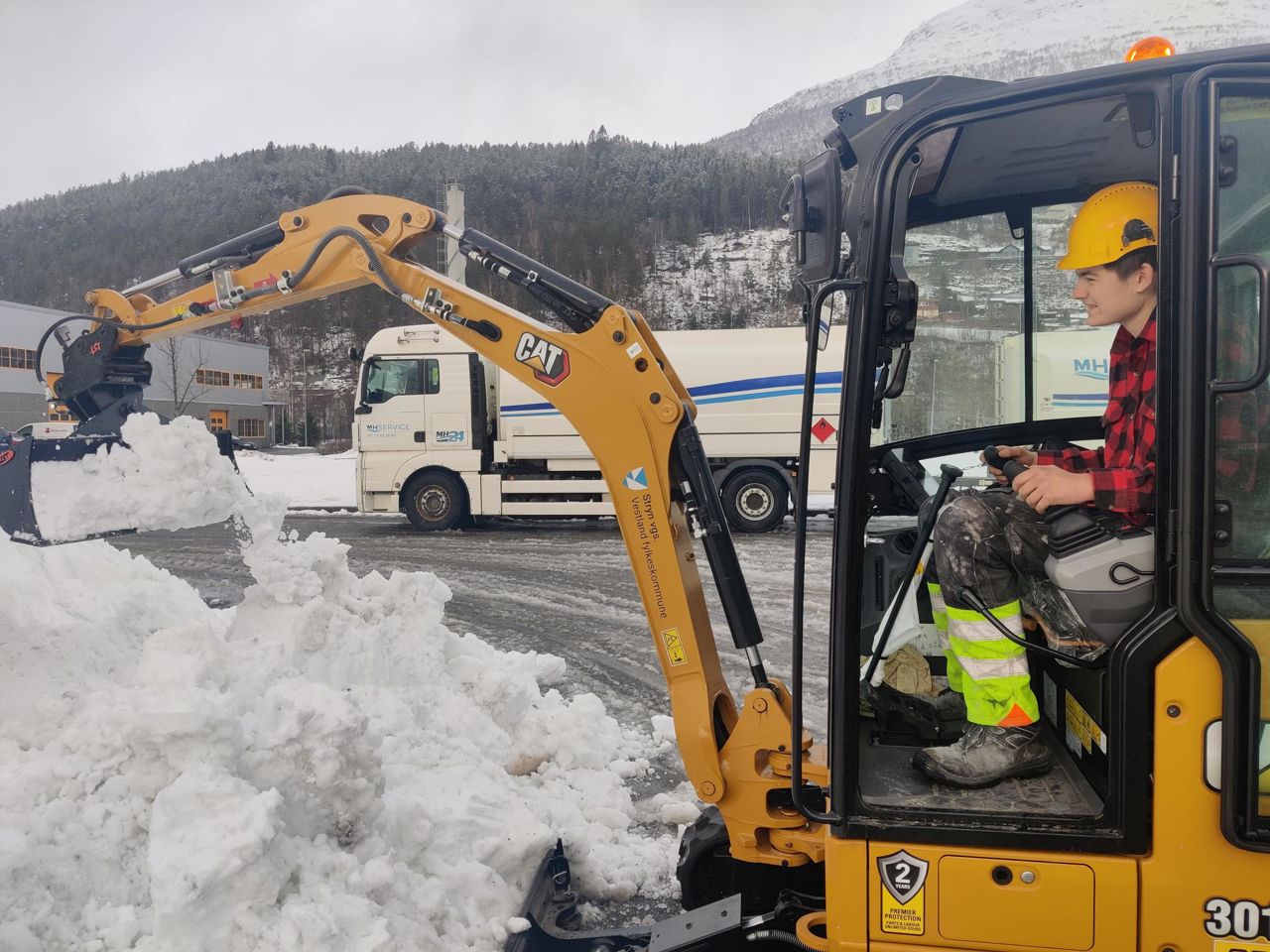 Elev på vg1 får opplæring i bruk av minigravar.  Foto: Stryn vgs