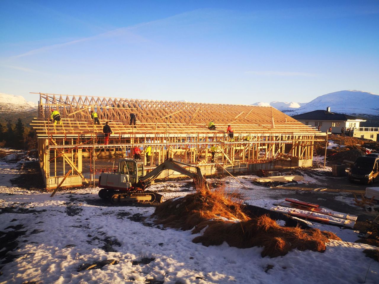 Elevar i arbeid på driftsbygning i strålande vintervêr  Foto: Stryn vgs