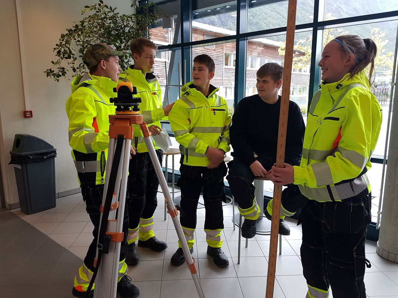 5 elevar testar nivelleringsutstyr inne i kantina.  Foto: Stryn vgs