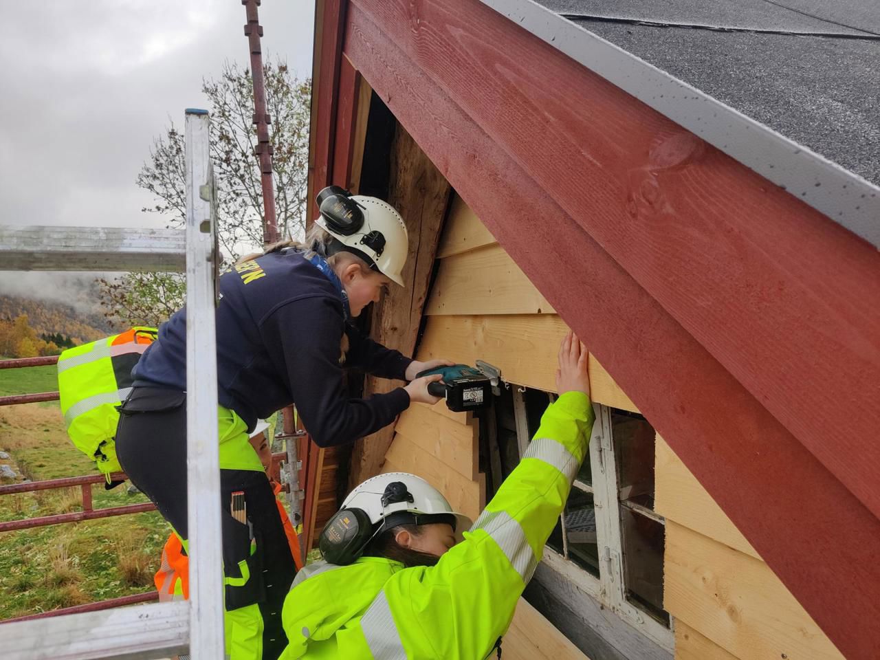 To elevar på byggfag festar kledning.Foto: Stryn vgs