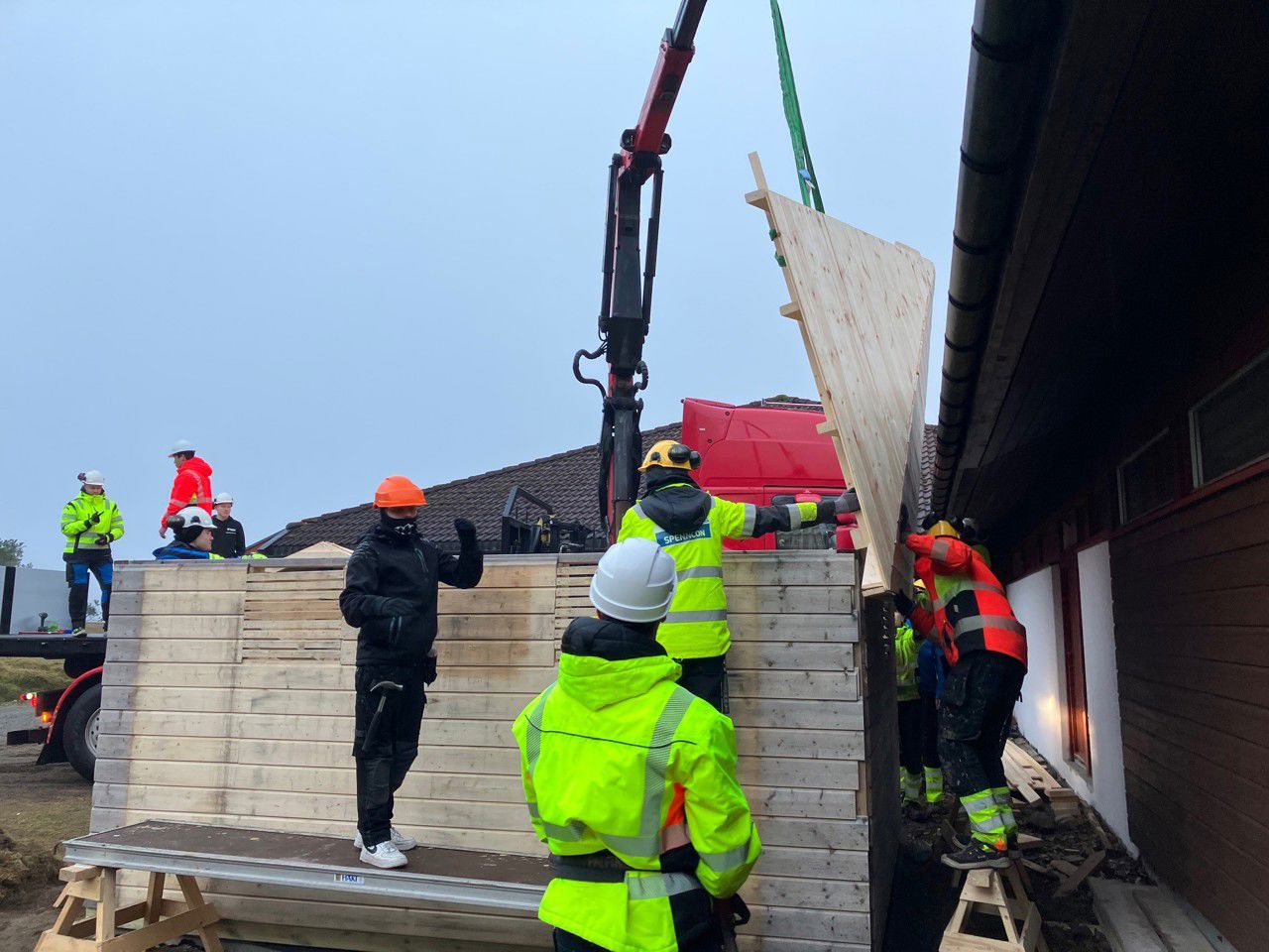 Elevar set opp skur ved hjelp av kranbil. Foto: Stryn vgs