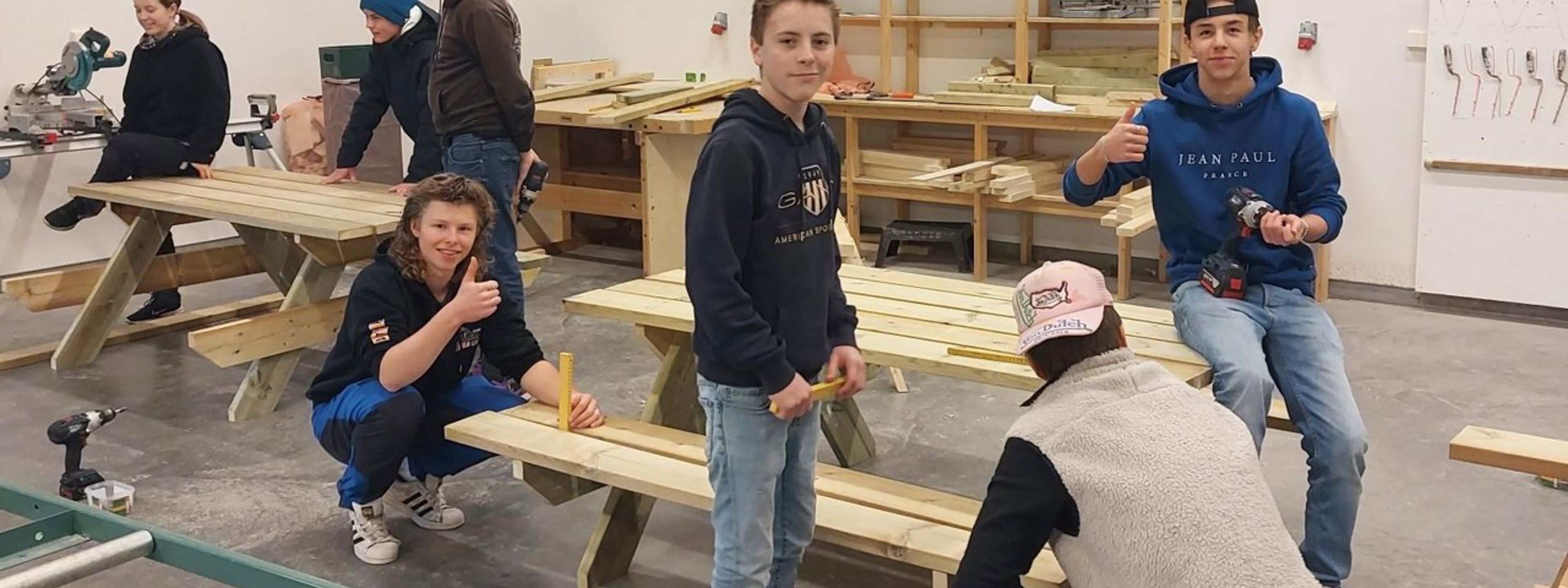 Elevar som held på å snekkere rastebord. Foto: Stryn vgs