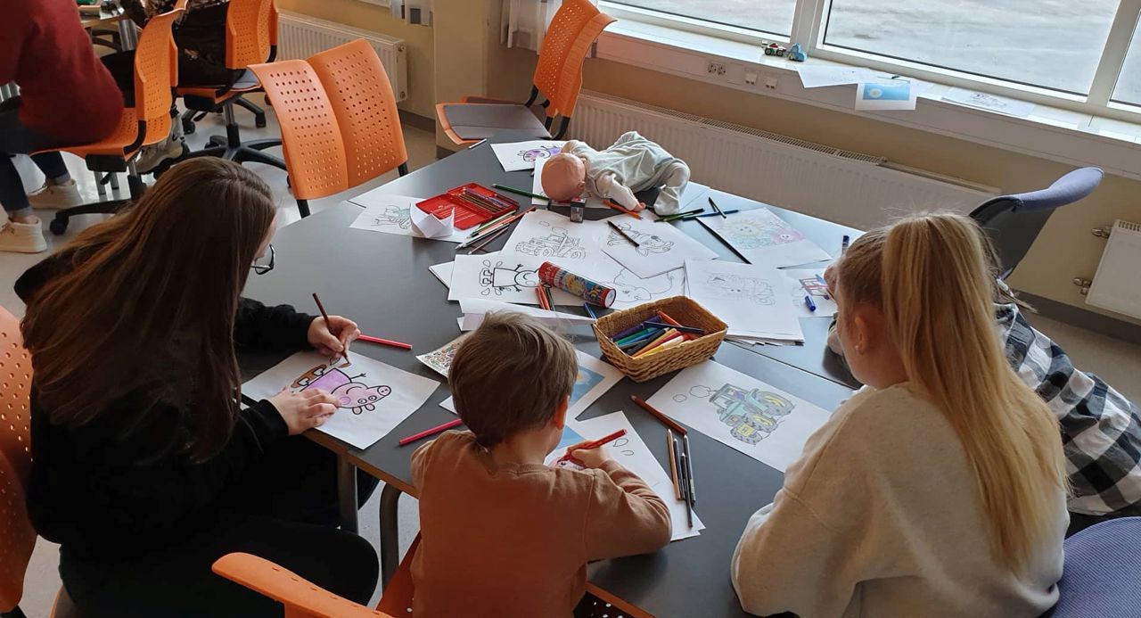 Elevar teiknar saman med barn frå barnehage  Foto: Stryn vgs