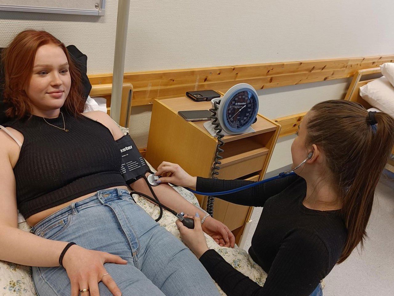 Elev måler blodtrykk på annan elev.  Foto: Stryn vgs