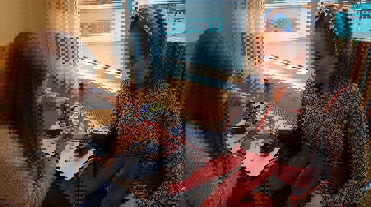 Elev tek blodprøve på ein annan elev  Foto: Stryn vgs