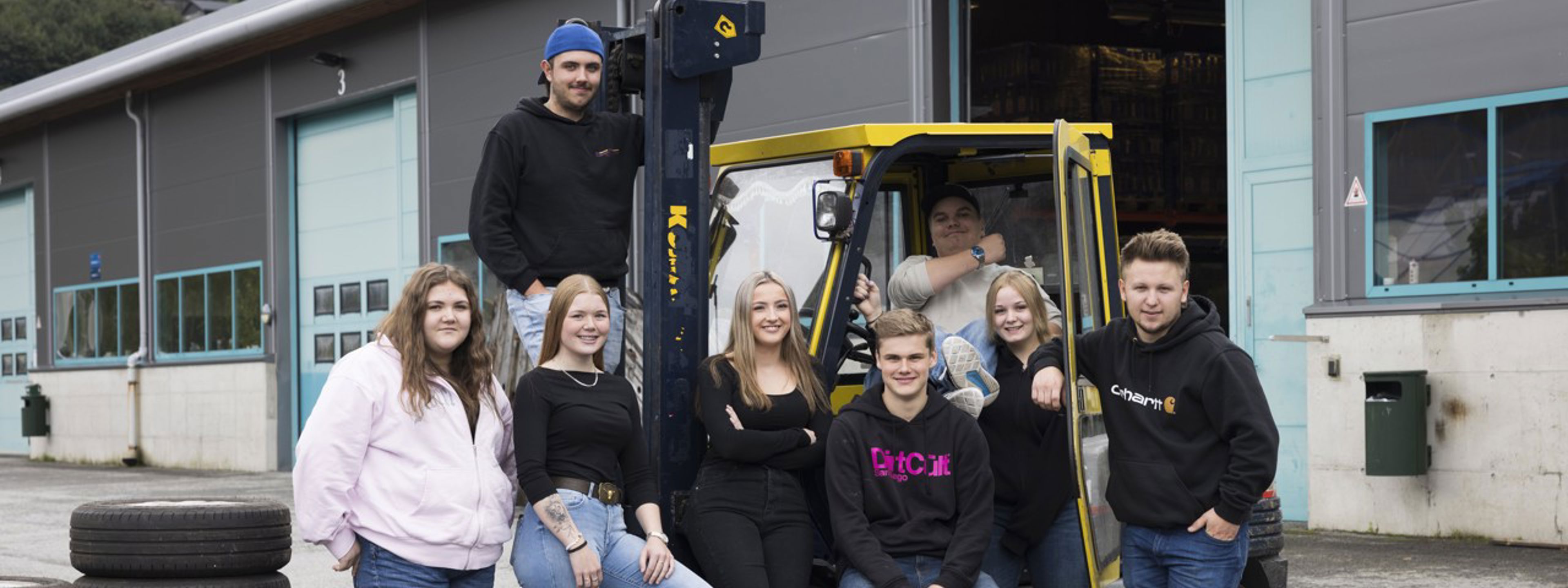 8 elevar frå transport og logistikk samla i og rundt ein truck. Foto: Eurofoto