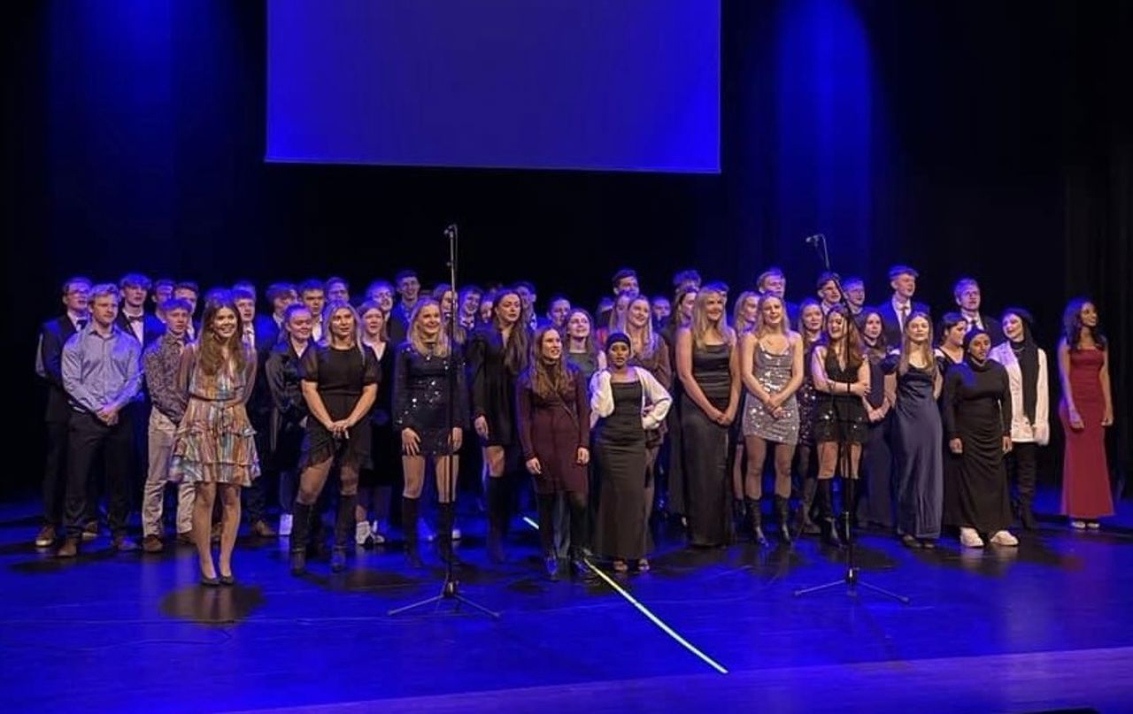 Vg2-elevane oppstilt på scena i kulturhuset. Foto: Stryn vgs