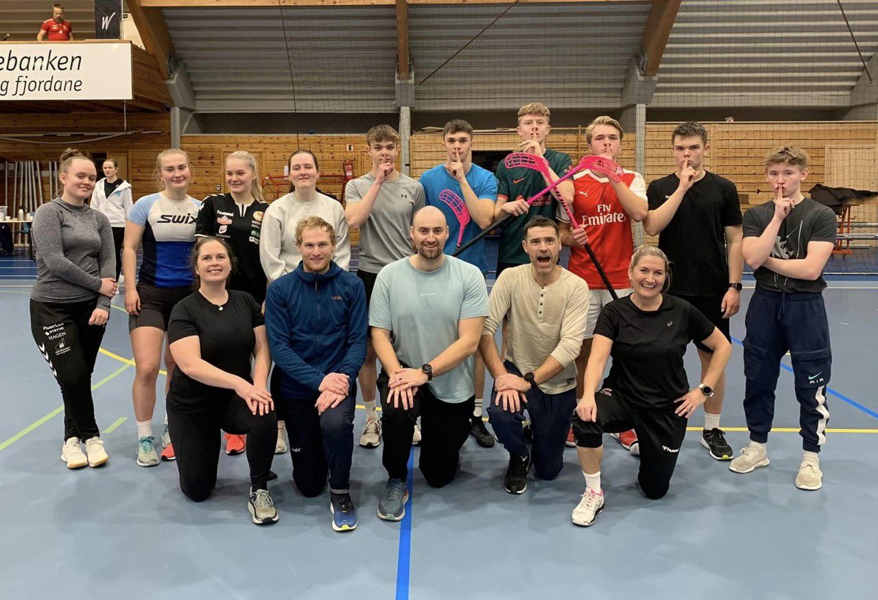 Finalelaga i innebandy-turneringa. Foto: Stryn vgs
