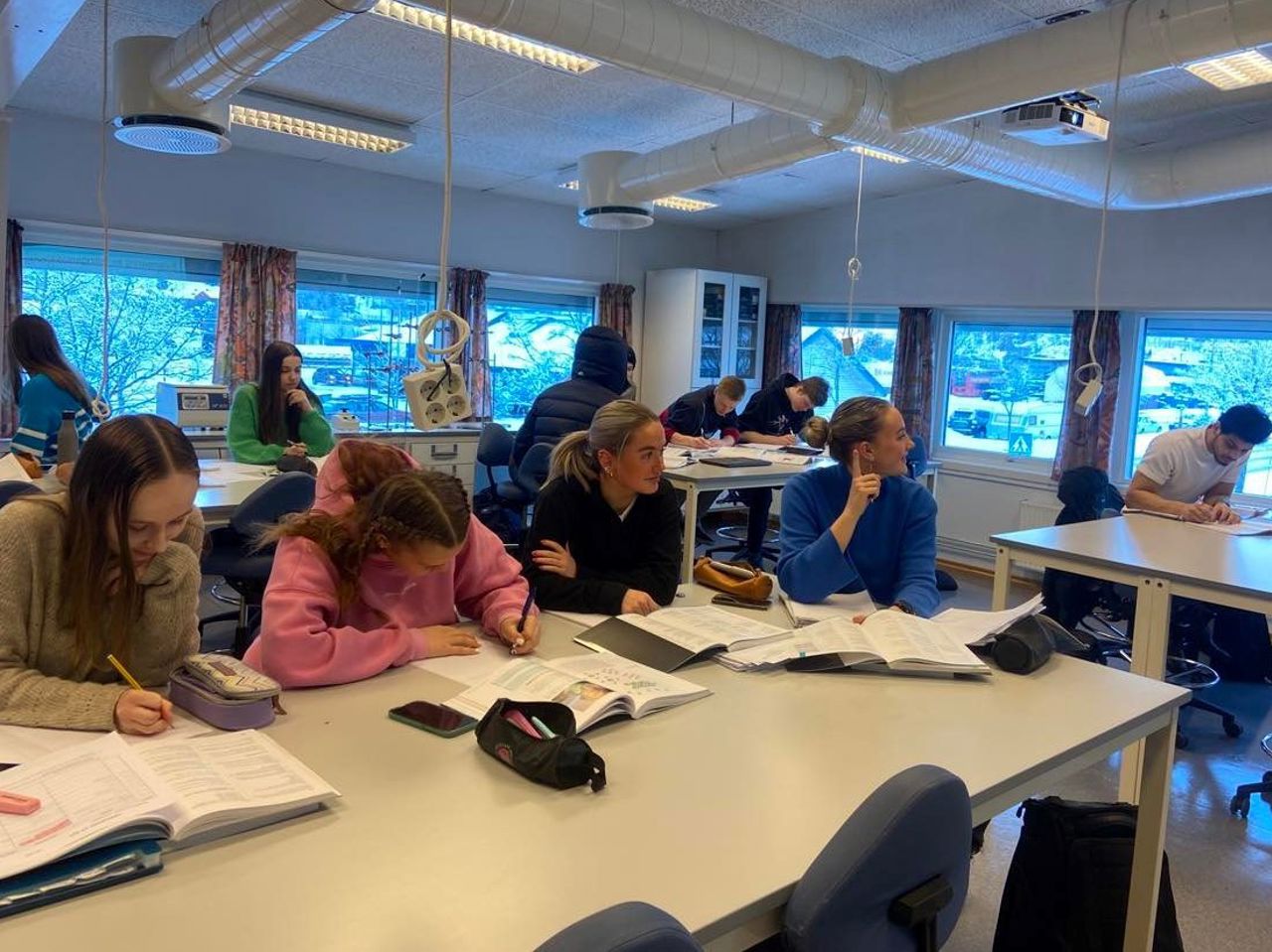 Elevar som sit inne i eit klasserom. Foto: Stryn vgs