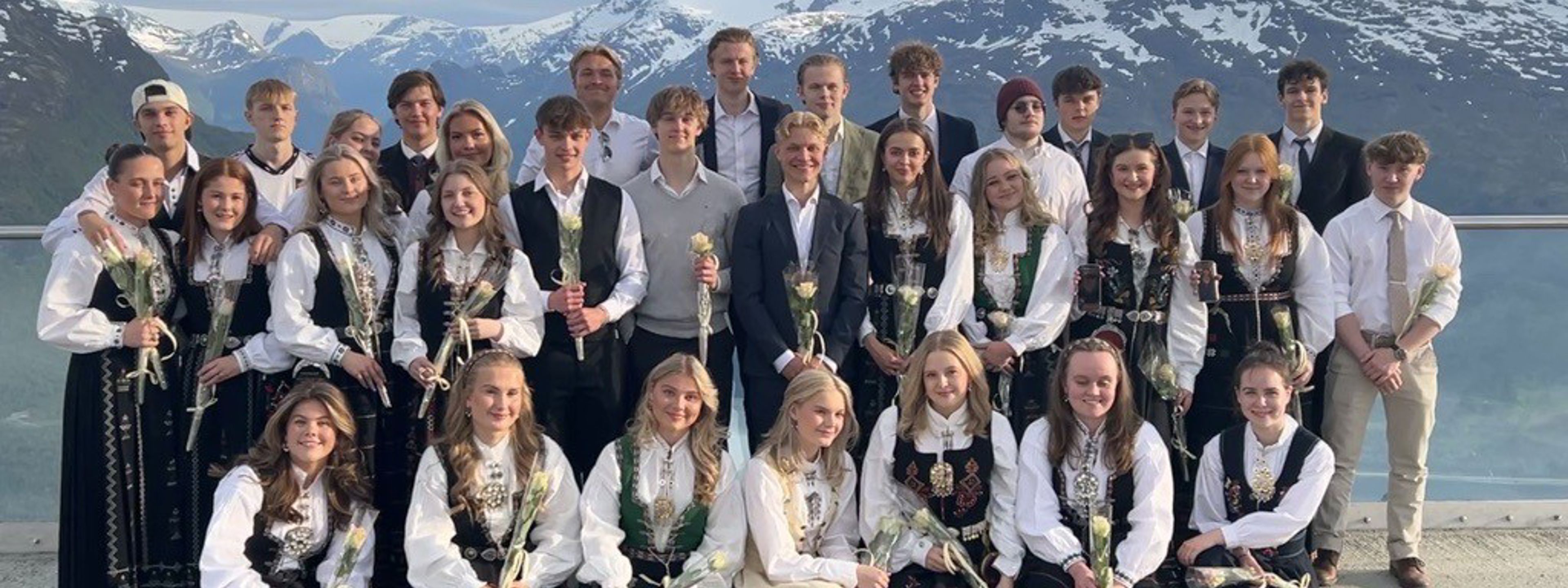 Festpynta elevar på taket av Hoven restaurant i Loen. Foto: Stryn vgs