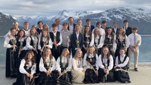 Festpynta elevar på taket av Hoven restaurant i Loen. Foto: Stryn vgs