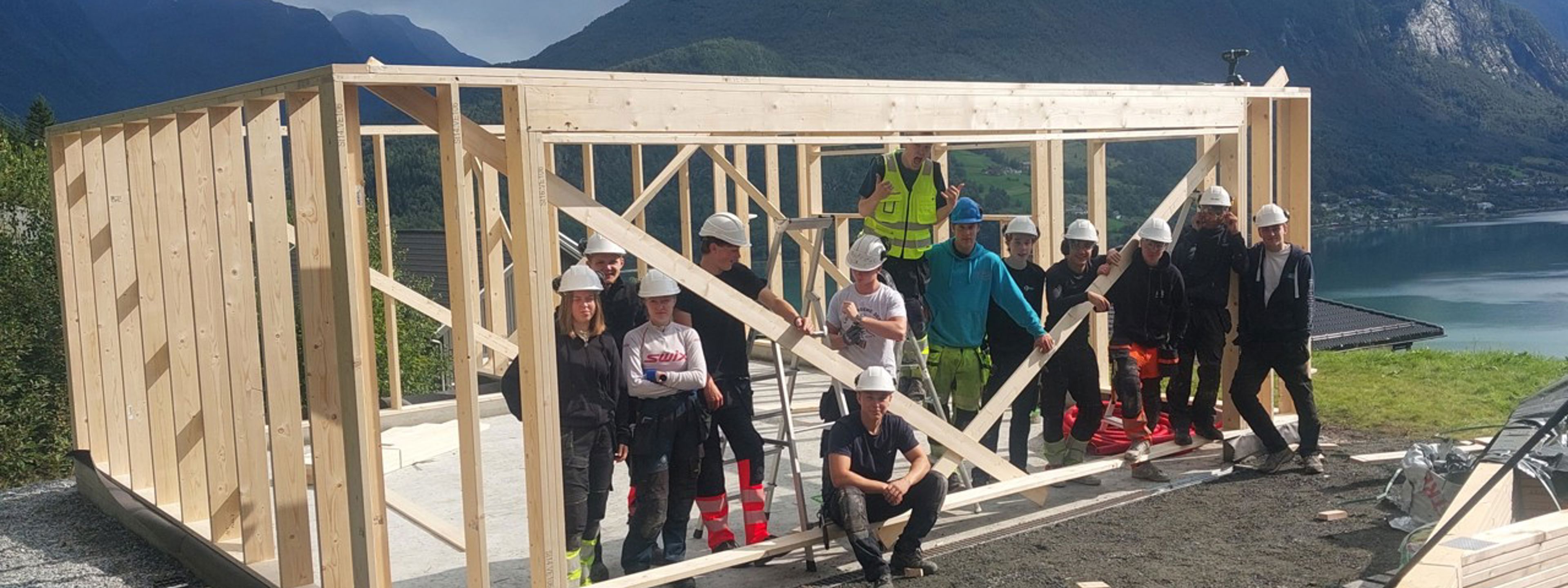 Mange elevar står ute ved eit råbygg. Foto: Stryn vgs