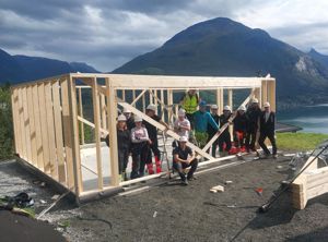 Mange elevar står ute ved eit råbygg. Foto: Stryn vgs