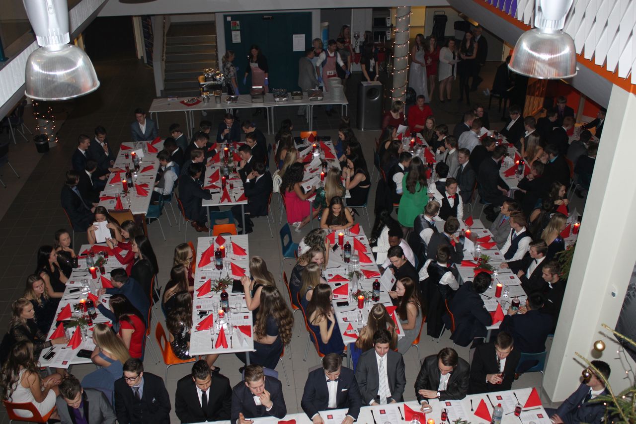 Oversiktsbilde av festpynta kantine. Foto: Stryn vgs