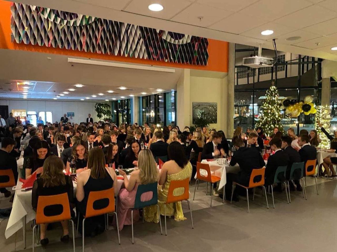 Festkledde elevar sit til bords i julepynta kantine. Foto: Stryn vgs