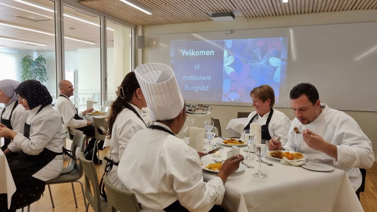 Elevar og lærarar på restaurant- og matfag et middag i restaurant Borghild. Foto: Stryn vgs