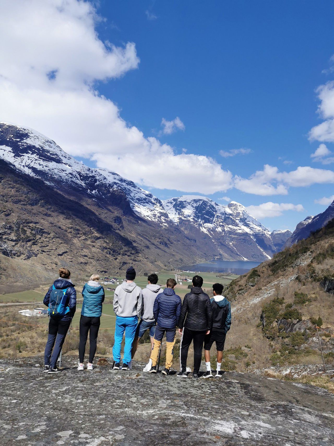 Sju elevar ser utover Oldedalen. Foto: Stryn vgs