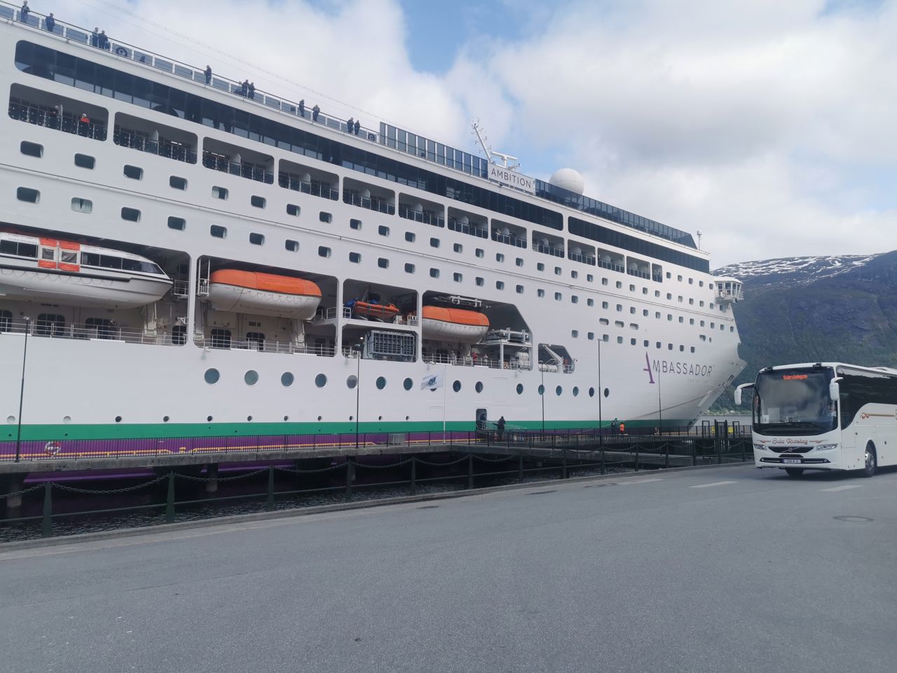 Cruisebåt ved kai i Olden. Foto: Stryn vgs