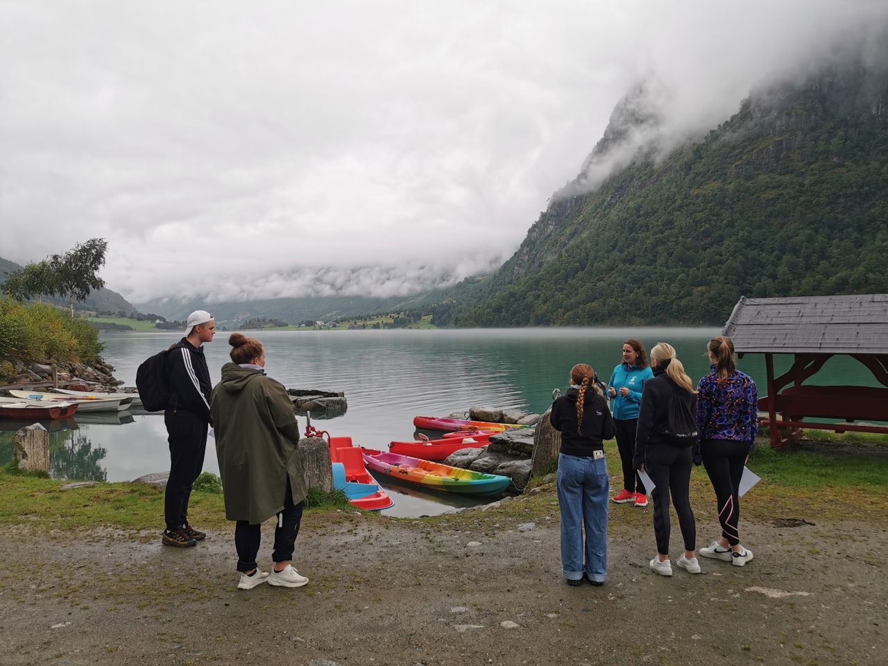 6 personar ved Oldevatnet. Foto: Stryn vgs