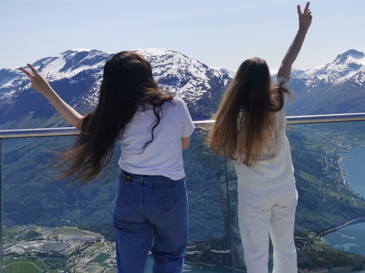 To elevar på Hoven med utsikt mot fjellheimen. Foto: Stryn vgs