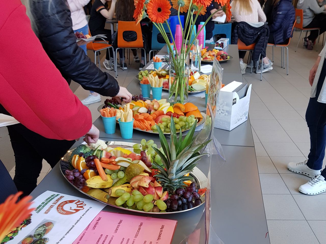 Elevar som forsyner seg med frukt på markering av frukt- og grøntdagen/verdas vassdag  Foto: Stryn vgs