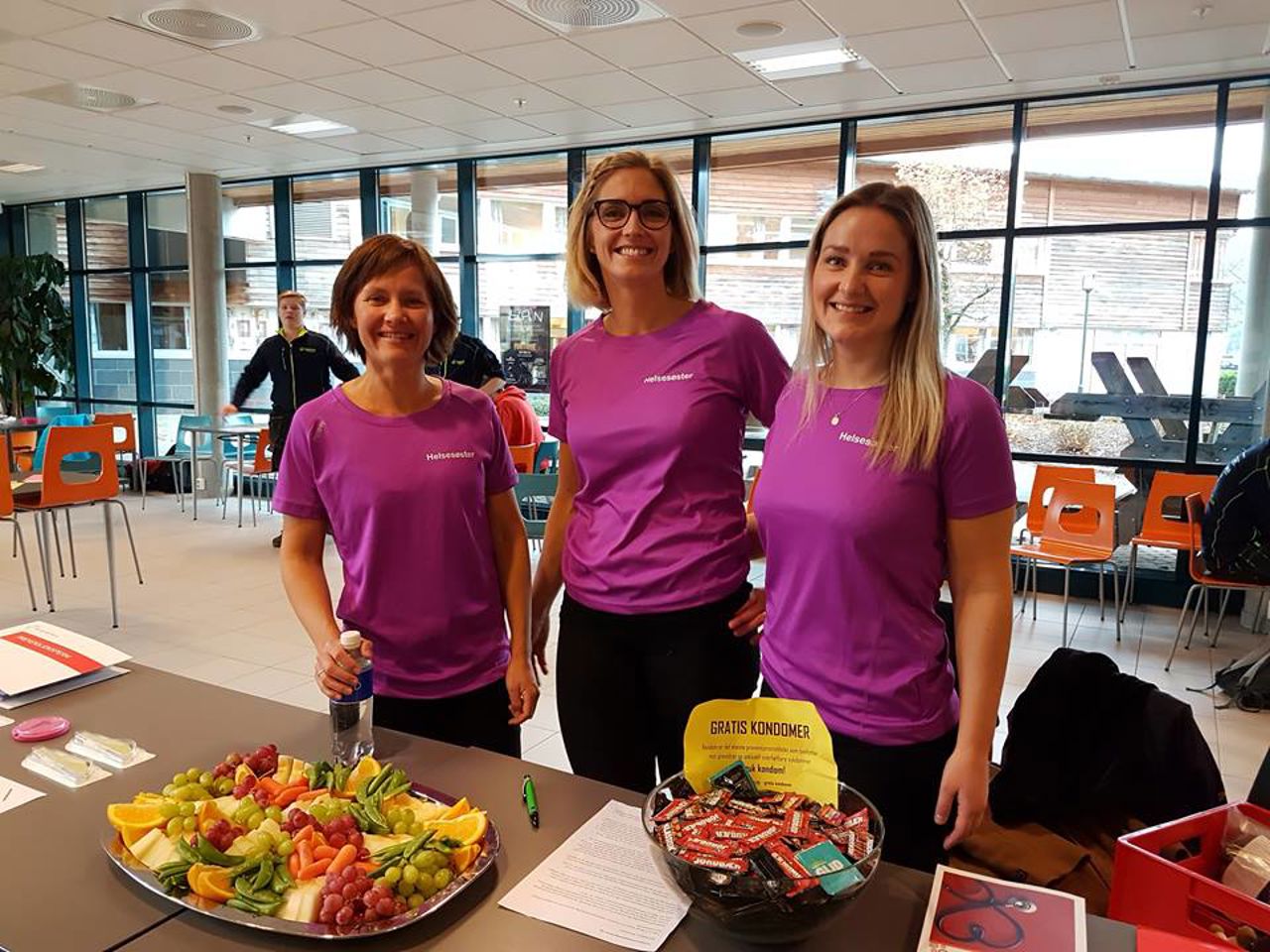 Tre damer frå helsetenesta på stand på verdas prevensjonsdag  Foto: Stryn vgs