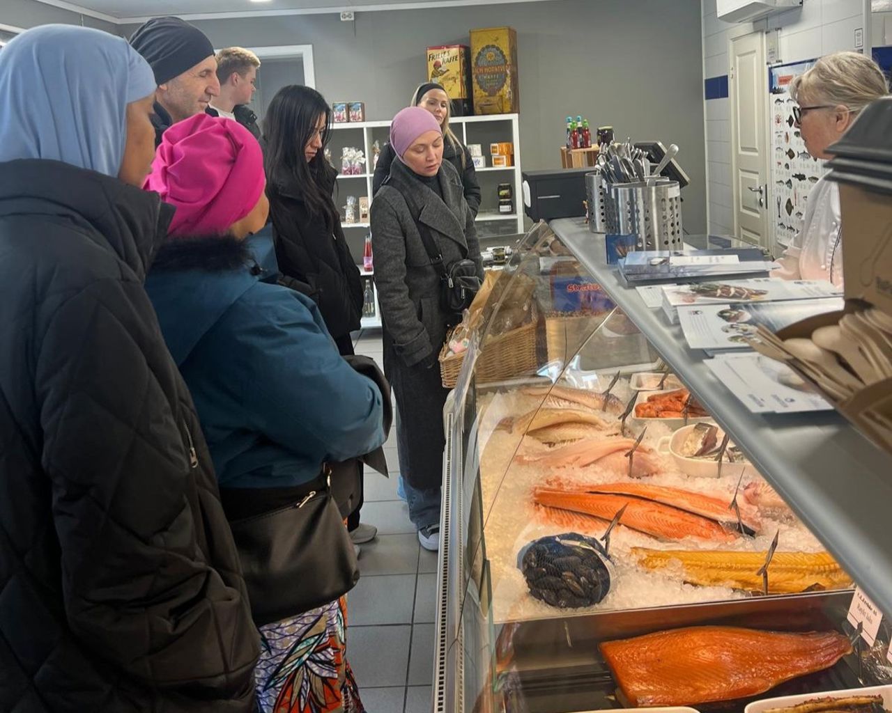 Elevar framfor fiskehandlardisken. Foto: Stryn vgs