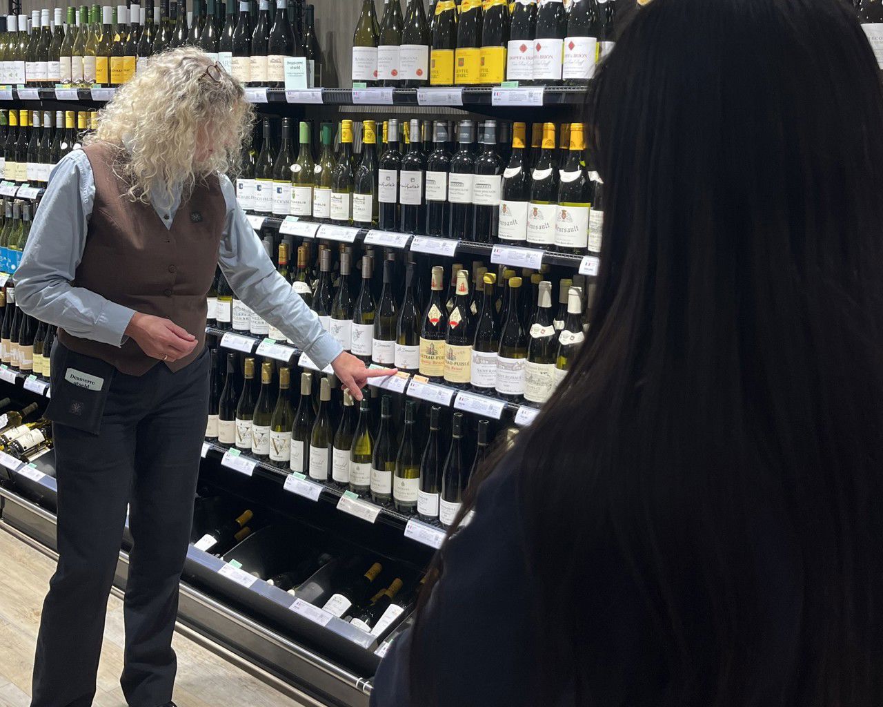 Dame på Polet ekspederer kunde. Foto: Stryn vgs