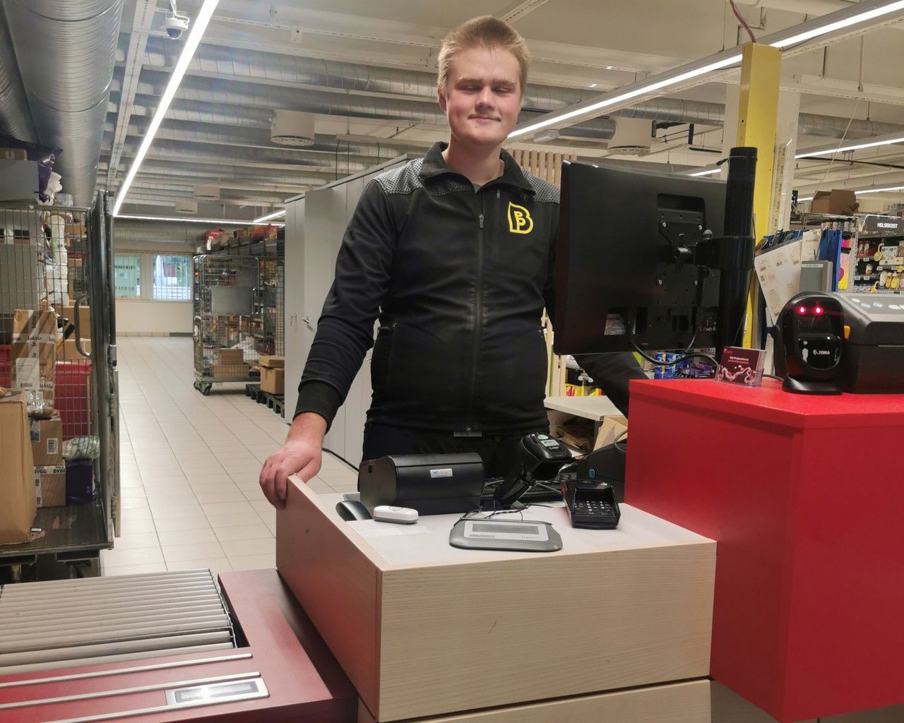 Elev bak disken på post i butikk. Foto: Stryn vgs