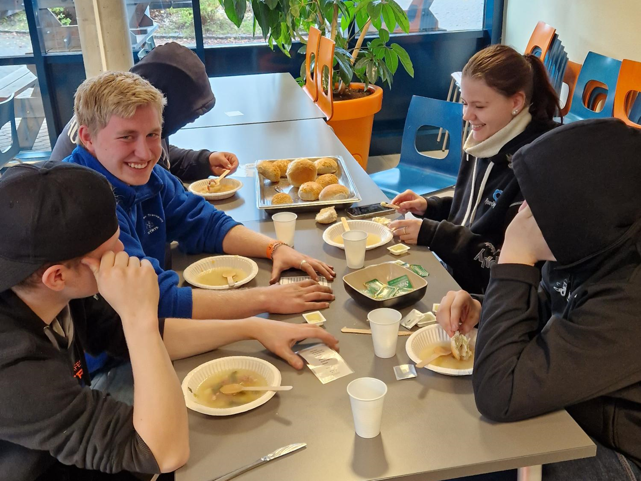 Elevar rundt bord i kantina som kosar seg med betasuppe. Foto: Stryn vgs