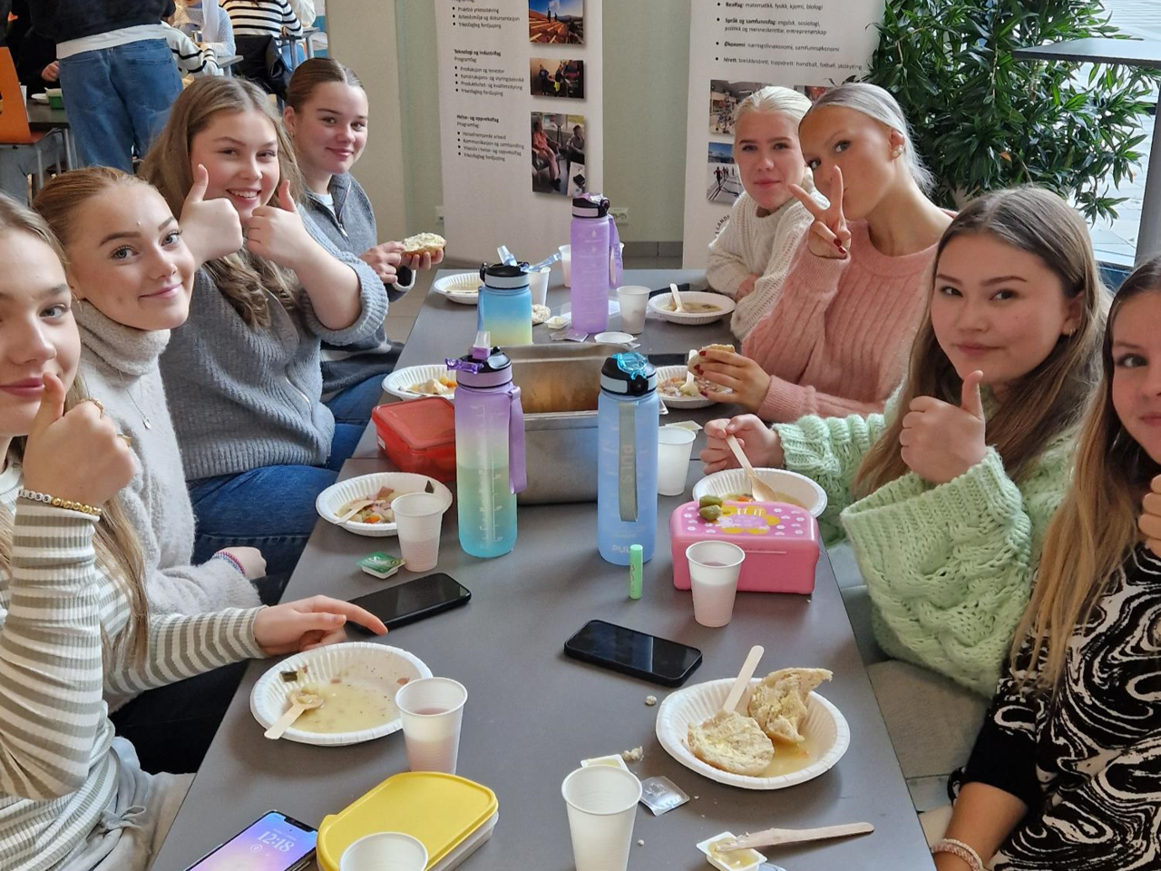 Elevar rundt bord i kantina som kosar seg med betasuppe. Foto: Stryn vgs