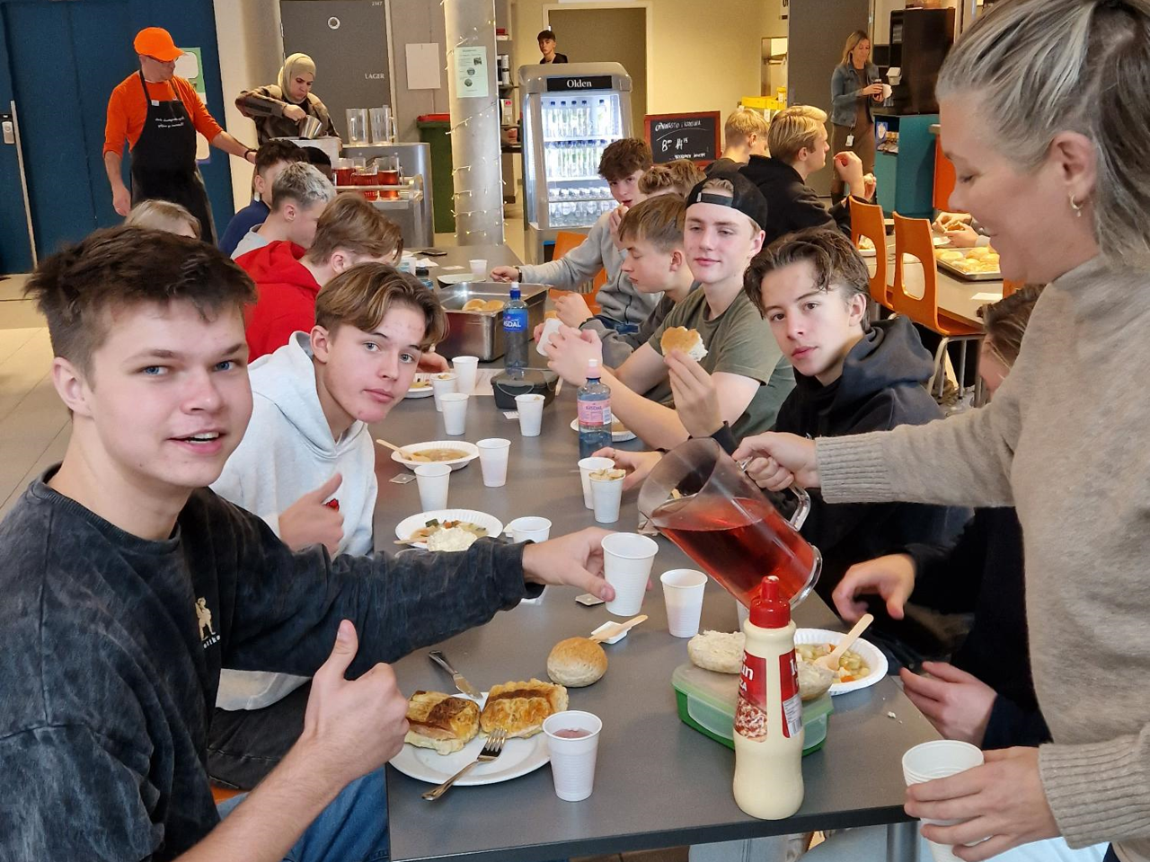 Elevar rundt bord i kantina som kosar seg med betasuppe. Foto: Stryn vgs