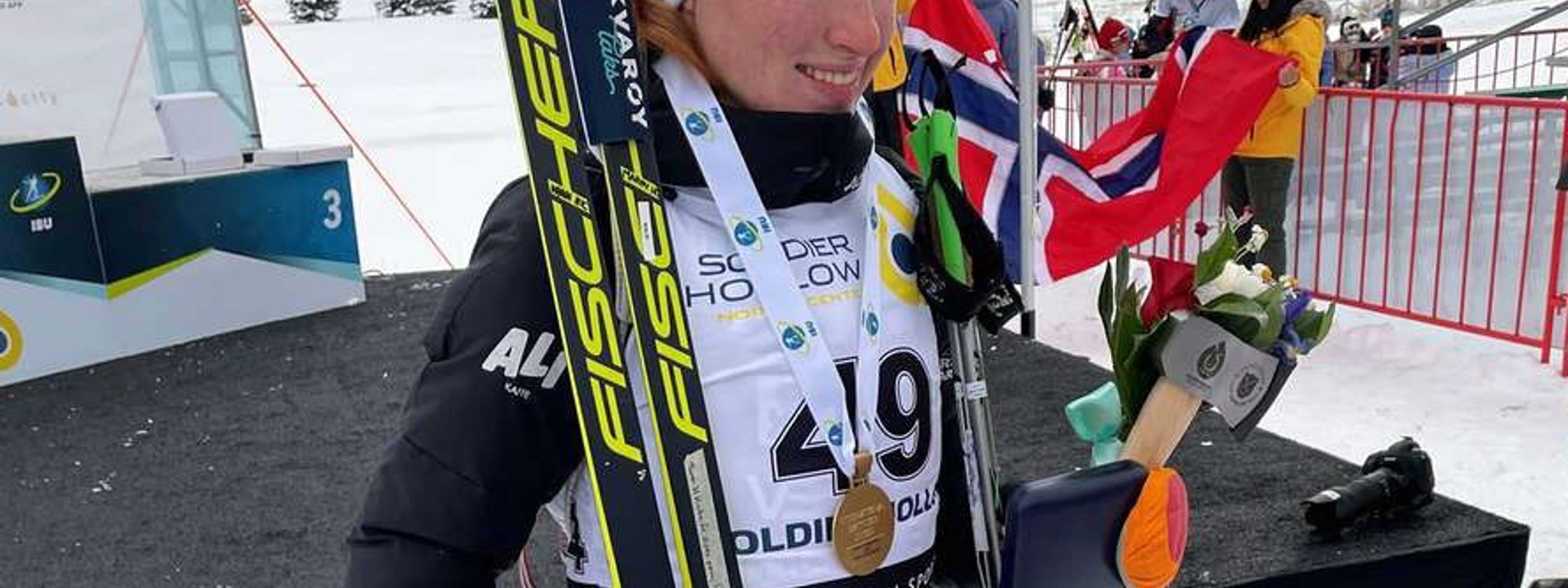 Juniorverdsmeister Maren Hjelmeset Kirkeeide med gullmedalje rundt halsen