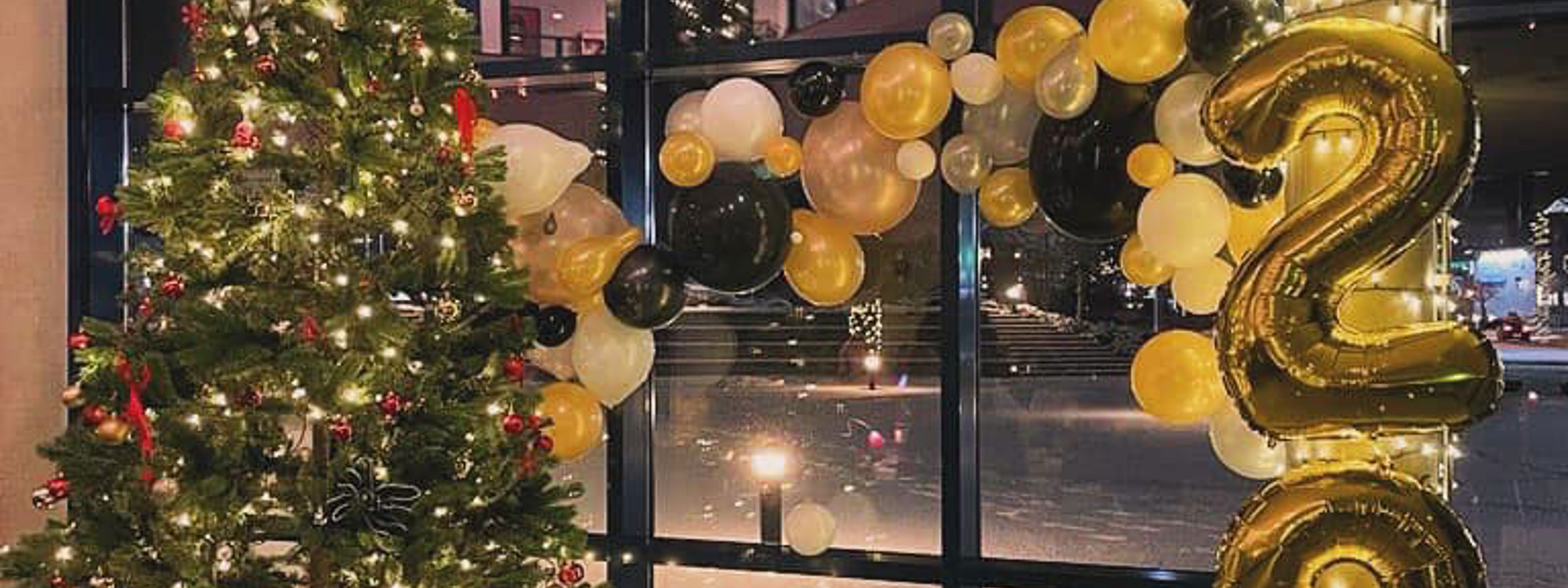 Pynta juletre og ballongar med talet 23. Foto: Stryn vgs
