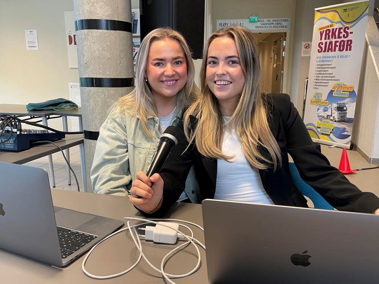 Ingunn og Malin frå vg3 var debattleiarar. Foto: Stryn vgs