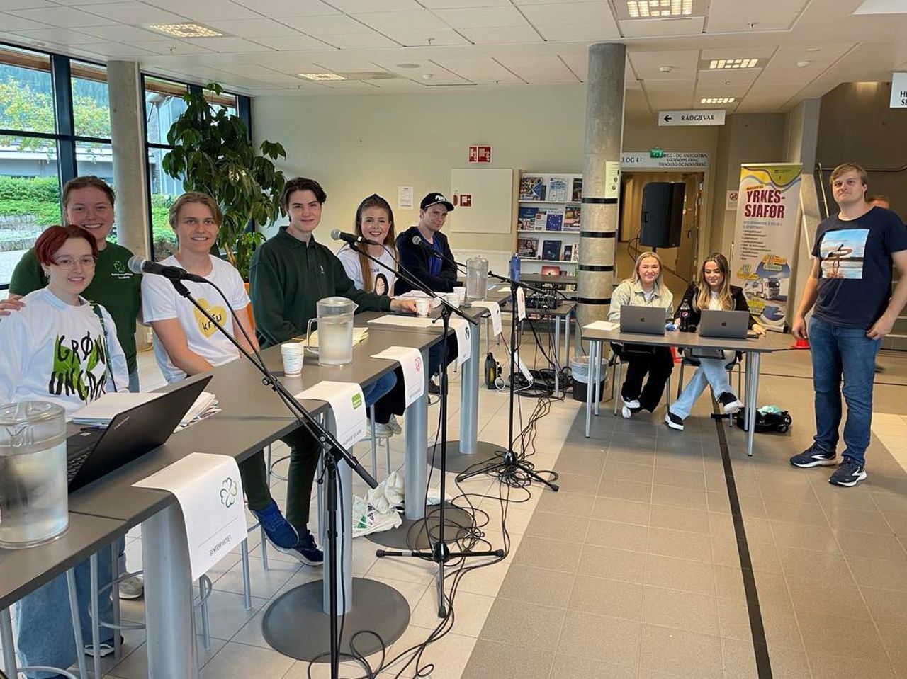 Nokre av ungdomsrepresentantane på den politiske debatten. Foto: Stryn vgs