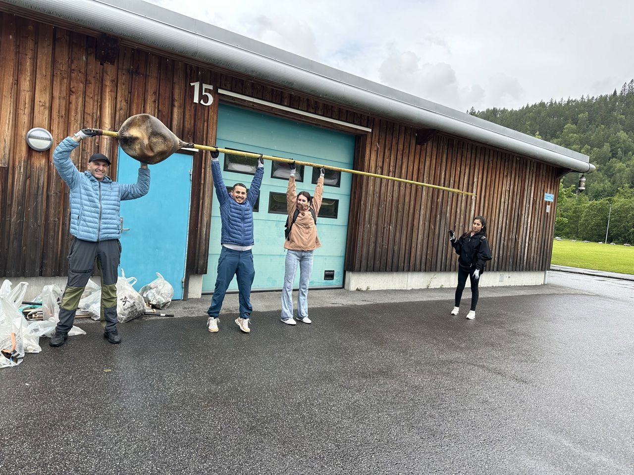 Fire personar som held opp ei lang stang med ei punktert blåse på. Foto: Stryn vgs