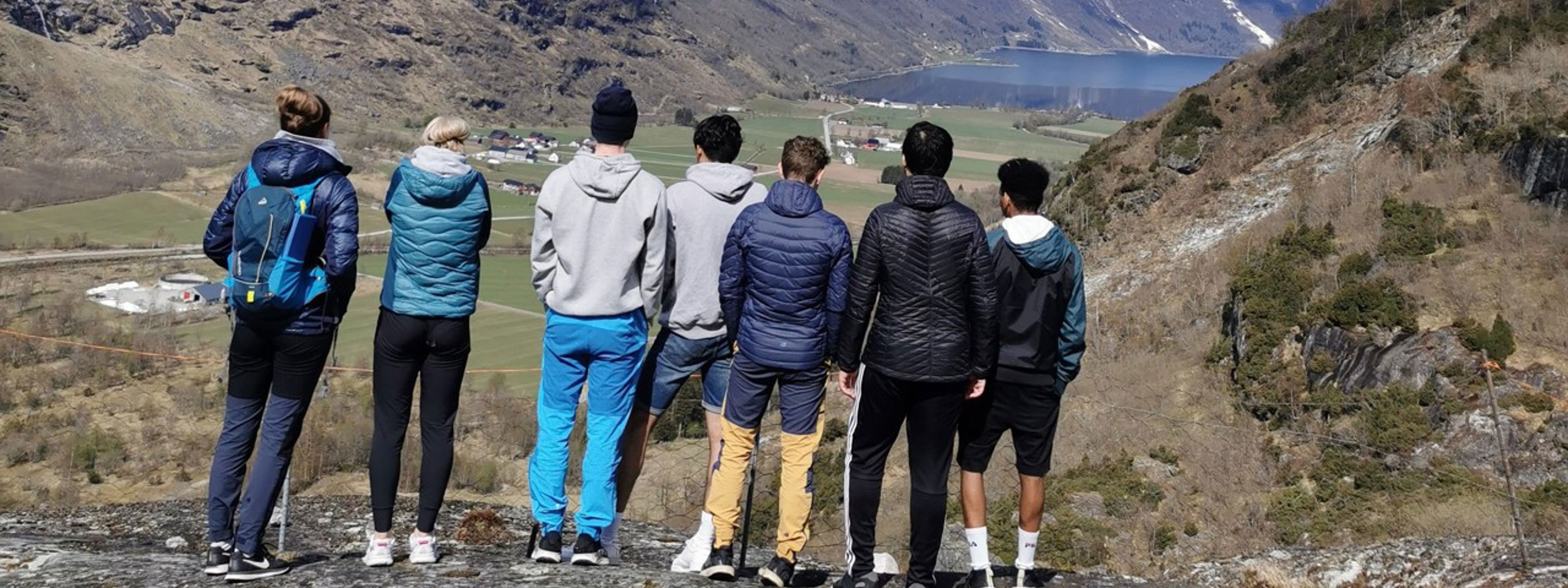 Sju elevar ser nedover Oldedalen frå utsiktspunktet i Brenndalen. Foto: Stryn vgs